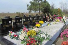 Паулин Двор: Гробови српских цивила убијених у операцији ХВ 11. на 12. децембар 1991. године Фото: Генерални конзулат Републике Србије у Вуковару, Споменици и меморијали - Костурница и споменици у Паулин Двору