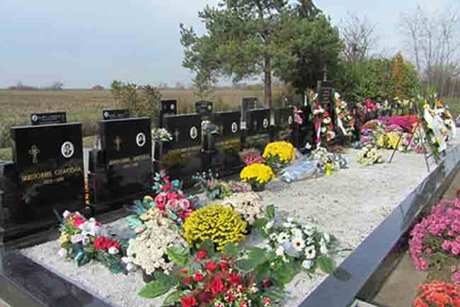 Паулин Двор: Гробови српских цивила убијених у операцији ХВ 11. на 12. децембар 1991. године Фото: Генерални конзулат Републике Србије у Вуковару, Споменици и меморијали - Костурница и споменици у Паулин Двору Паулин Двор: Гробови српских цивила убијених у операцији ХВ 11. на 12. децембар 1991. године Фото: Генерални конзулат Републике Србије у Вуковару, Споменици и меморијали - Костурница и споменици у Паулин Двору