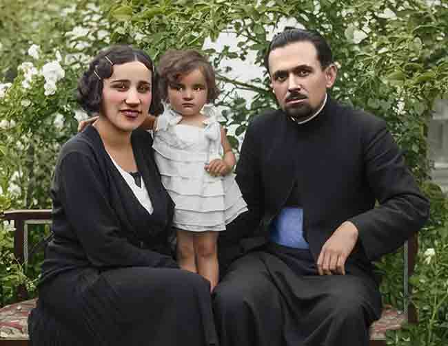 Свештеник Недељко Стреличић са супругом и ћерком  Фото: Спутњик, из колекције свештеника Александра Ајздековића