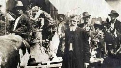 Прота Рувим Бубњевић поред црквеног звона у Разбоју Фото: Политика, приватна архива породице