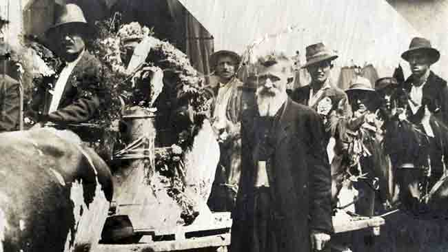 Прота Рувим Бубњевић поред црквеног звона у Разбоју Фото: Политика, приватна архива породице Прота Рувим Бубњевић поред црквеног звона у Разбоју Фото: Политика, приватна архива породице