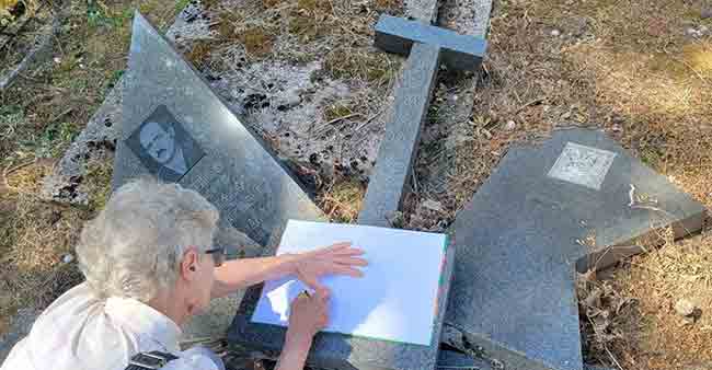 Проф. др Митра Рељић на теренском истраживању на гробљу у Пећи Фото: Митра Рељић, Спутњик