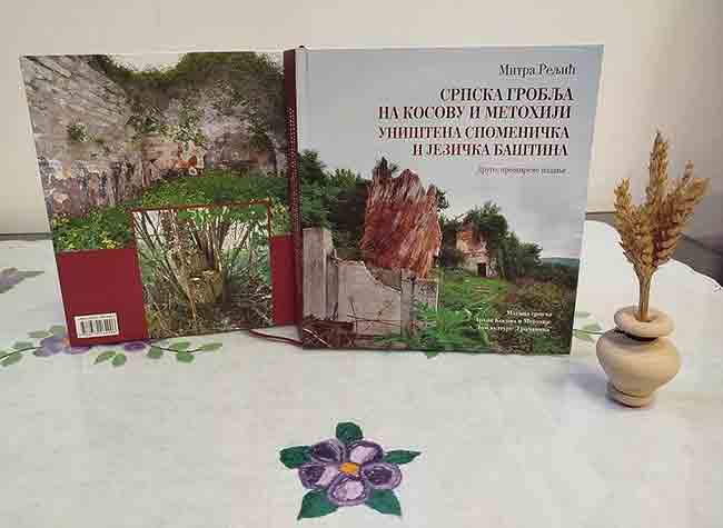 Корице другог, допуњеног и проширеног издања књиге проф. др Митре Рељић <i>Српска гробља на Косову и Метохији, уништена споменичка и језичка баштина</i> Фото: Митра Рељић, Спутњик