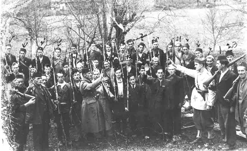 Бродарево, Муслиманска усташка милиција: Натпоручник Селим Јуковић (бела блуза) врши смотру. Испред строја Хајро Јуковић (у шињелу) и Ћазим Јуковић. <i>Први ред</i>: 1. Нуро Даутовић, 2. Фазлија Јуковић, 5. Бучар Вево, 6. Аломеровић Хазбија, 7. Аметовић Емро, 10. Усовић Шућро; <i>Други ред</i>: 1. Омер Јуковић, 2. Ахметовић Емро, 6. Мунира Оџић; <i>Трећи ред</i>: 5. Ахметовић Шемсо Фото: Музеј револуције народа Југославије, #15814, Znaci.org