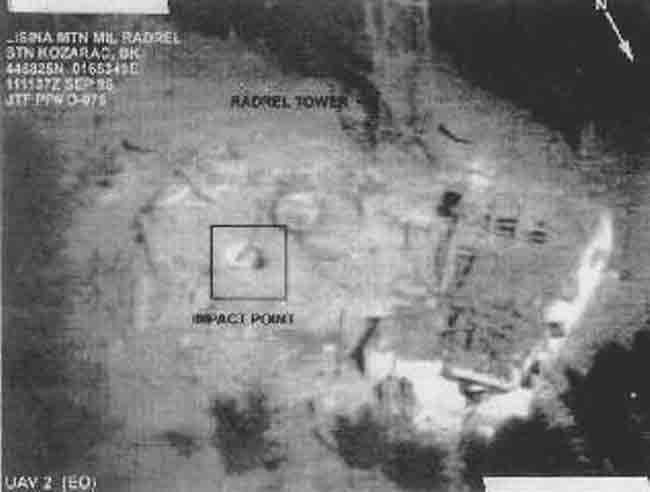 Комуникациони торањ на планини Лисина, општине Мркоњић Град, Шипово и Рибник, после поготка томахавака са УСС Нормандија, 10. септембра 1995. године, током операције Намерна сила (Deliberate Force) Фото: Office of the Assistance Secretary of Defense - Briefing of 18 September 1995, US government agency, PD јавно власништво