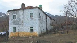 Озлоглашена „жута кућа” у месту Бурељ на северу Албаније која се доводи у везу са трговином органима Фото: Тужилаштво за ратне злочине Р. Србије