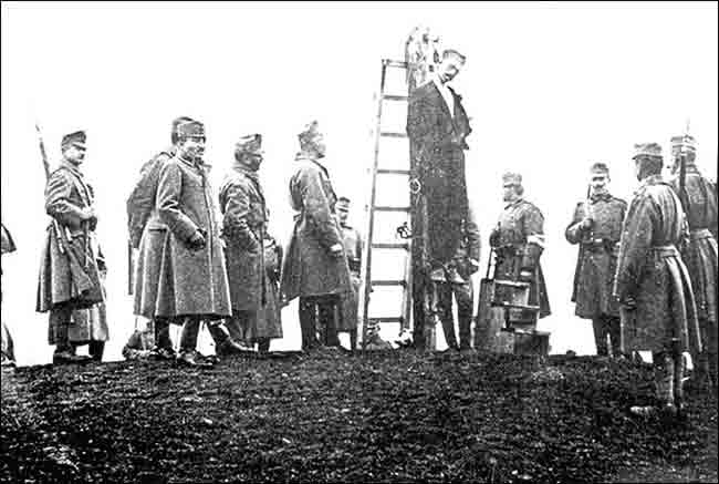 Бугарска вешања Фото: Новица Пешић, Добросав Туровић, Предраг Павловић, <i>Устанак у Топлици и Јабланици 1917,</i> Београд, 2006.