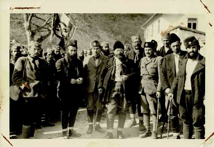 Генерал Д. Михаиловић по доласку у Липово (Црна Гора), јун 1942. године. Лево, испод заставе војвода Павле Ђуришић Фото: Погледи, Милош Шарац,  из колекције Алекса Узелца