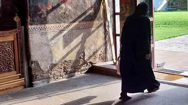 Монахиња у припрати манастира Грачаница Фото: Спутњик, Милица Тркља Монахиња у припрати манастира Грачаница Фото: Спутњик, Милица Тркља