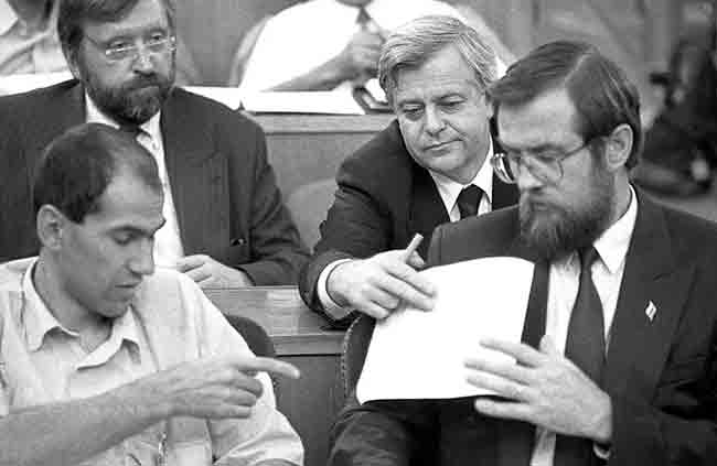 Словеначко руководство: Јанез Јанша, Лојзе Петрле, Милан Кучан, Димитриј Рупел на седници Скупштине Словеније 10. јула 1991. године; усвајање Брионске декларације Фото: Gov.si, Тоне Стојко, Музеј савремене историје Словеније