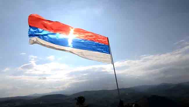 Застава на Звечану изнад Косовске Митровице, отета 23. фебруара 2024,  нова постављена истог дана  Фото: Твитер налог Хум, screenshot Срби за Србе