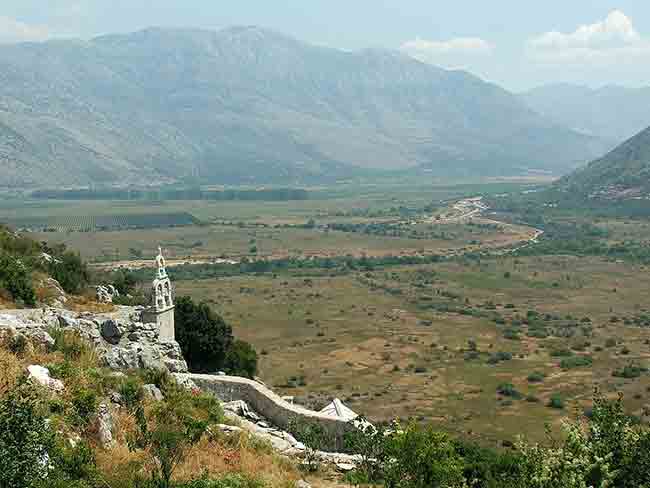Звоник манастира Завала посвећеног Ваведењу Пресвете Богородице (Културно добро Републике Српске NKD610) и поглед на Попово поље Фото:  Wikimedia Commons, Misa.stefanovic.07