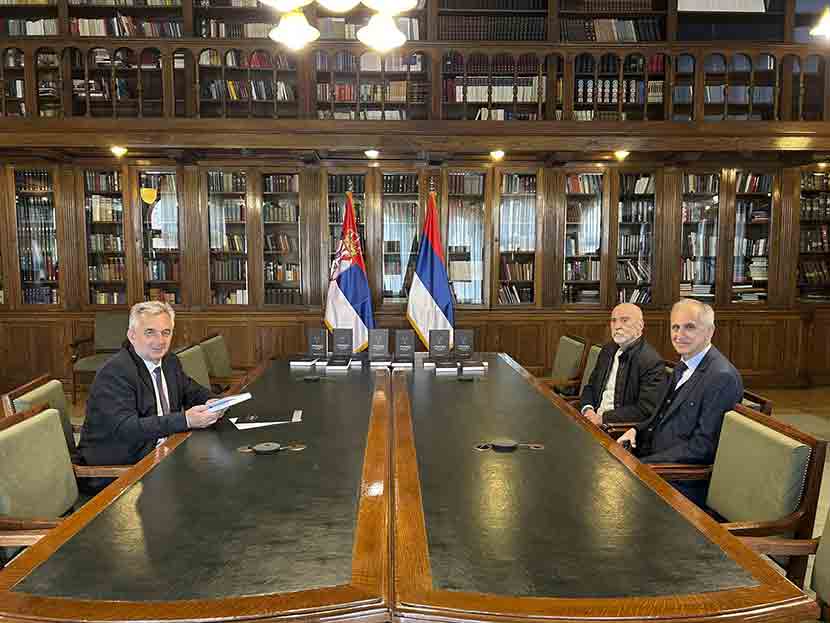 Уручење 250 примерака књиге др Владимира Умељића <i>Србоцид хрватске државе 1941-1945 – Крвави чвор српско-хрватских односа</i>: потпредседник НС РС др Јован Јањић, Зоран Колунџија, издавач (<i>Прометеј</i>) и аутор; 9. април 2026. Фото: Информативна служба Народне скупштине Р. Србије