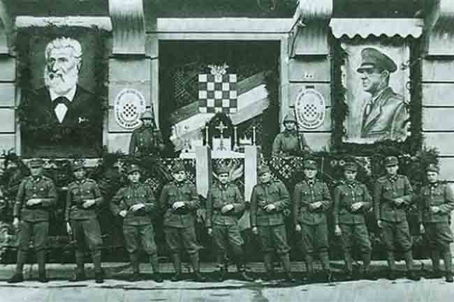 Регрутација 750 хрватских домобрана у Славонском Броду, 26. јуна 1943. године увеличанa присуством немачког генерала Шушнига (Schuschnig) Фото: IMBD НДХ (2021), Стрибор Узелац Schwendemann, <i>Главни градски трг у Славонском Броду – јучер и данас</i>