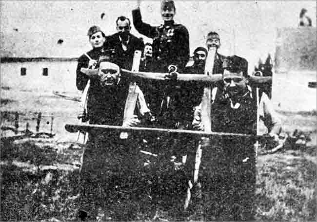 Мађарски војници понижавају ухапшене сомборске Србе, које су ставили у воловски јарам, априла 1941. године Фото: ravnoplov.rs