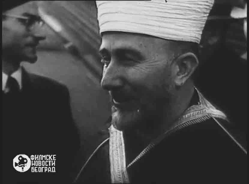 Мустафа Бусулаџић (лево) на дочеку муфтије јерусалимског Мухамеда Амин ел Хусеинија, 1943. године Фото: Филмске новости Београд, документарни филм <i>Независна Држава Хрватска</i>, други део, Youtube, screenshot