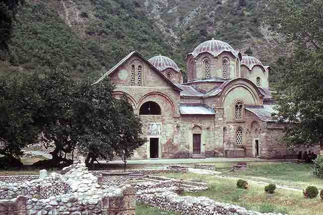 Пећка Патријаршија (13 в), снимак из 1980. године Фото: Wikimedia Commons,   Vladimir Vukotic, CC BY-SA 3.0. Заштићено културно добро Р. Србије Бр. СК 1370