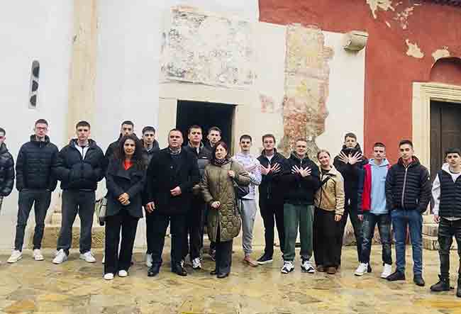 Шиптарска екскуризија у Пећкој Патријаршији, 31. март 2026. Фото; ФБ налог Музеја археологије из Пећи (Muzeu i Pejës)