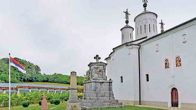 Споменик јунацима Боја на Чокешини у порти Манастира Фото: Политика, Татјана Јовичић Споменик јунацима Боја на Чокешини у порти Манастира Фото: Политика, Татјана Јовичић