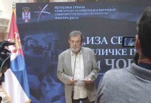 Саво Штрбац на отварању изложбе Иза сваке избегличке приче стоји човек, поводом светског Дана избеглица, 19. 6. 2026. Фото: ДИЦ Веритас