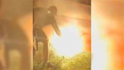 Запаљена застава Републике Српске уз повике ’Алаху екбер‘ Фото: Youtube, screenshot