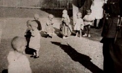 Српска деца најмлађег узраста у хрватском усташком логору за децу. Први транспорт стигао је на железничку станицу у Сисак 3. августа 1942. Фото: принтскрин, youtubeвгуст 1942. Фото: принтскрин, youtube