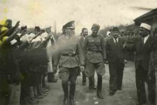 Нови Пазар: Дочек немачког крајскоманданта из Косовске Митровице,16. 6.1941. На слици Ахмет Даца, начелник Дежевског среза и зет Аћифа Бљуте (други десно од немачког официра). Фото: Архив Србије, Ж-30, кут.193