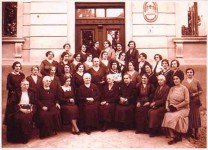 Чланице Кола српских сестара из Крушевца 1929/30 год. са председницом Наталијом Браловић (у средини) основале су прво забавиште и добровољно радиле до доласка прве забавиље Фото: 037инфо.нет