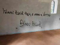 Шћиптарски графити унутар обновљене цркве Свете Тројице у селу Накло код Пећи Фото: Епархија-рашко призренска