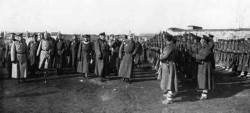 Кајзер Вилхелм II немачки, цар Фердинанд I бугарски и фелдмаршал Макензен на смотри олупационих бугарских трупа у Нишу 27. јануара 1916. године Фото: V. Antonoff, „Bulgarien vom Beginn seines staatlichen Bestandes bis auf unsere Tage“, 1917, Wikimedia Commons