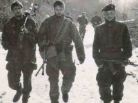 Насер Орић у средини, лево Самјо Мунџић, десно Ћело Малагић Фото: Кадар из документарног филма „Сребреница - издани град“, аутора Оле Флума (Ola Flyum), СРНА, screenshot