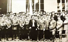 Српски ђаци у Шарлијеу (Роан) са професором Јанићијем Денићем на прослави „Српског дана” Фото: „Голгота и Васкрс Србије 1914–1918.” scan