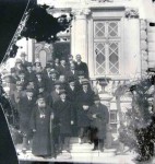 Владика Јосиф са парохијанима у Битољу, пре 1932. Снимак баће Манаки Фото: Wikimedia Commons, Државни архив Р. Македоније, PD