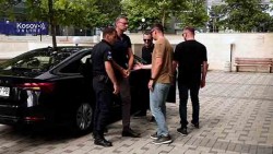 Довођење Игора Поповића, помоћника за правна питања директора Канцеларије за КиМ, у Специјални суд у Приштини Фото: Kosovo Online, screenshot
