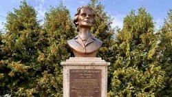 Споменик Диани Будисављевић у манастиру Јасеновац Фото: Политика, документација СПОЈИ