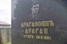 Споменик Драгана Драгановића (1972-1991), регрута ЈНА у родном селу Кијевци Фото: Фронтал, приватна архива