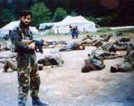 Армија БиХ: Муџахедини у логору Каменица код Завидовића над заробљеним Србима Фото: Трибунал памти, ICTY, Youtube, screenshot, заплењена фотографија