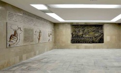 Оскрнављена спомен-табла у крипти спомен-цркве Светог Димитрија у Лазаревцу Фото: Wikimedia Commons, Републички завод за заштиту споменика културе, Павле Марјановић, детаљ, Tekiii