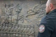 Одликовани херој са Кошара Иван Ранковић поред барељефа на зиду спомен-костурнцице у крипти цркве Светог Димитрија у Лазаревцу, у којој су сахрањени посмртни остаци око 20.000 ратника погинулих у Колубарској бици Фото: Лола Ђорђевић, Спутњик