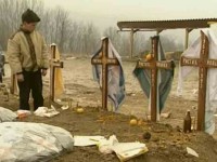 Цветко Ристић над гробовима своје породице, Скелани, јануар 1993. Фото: AtvBL, Youtube, screenshot