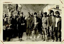 Генерал Д. Михаиловић по доласку у Липово (Црна Гора), јун 1942. године. Лево, испод заставе војвода Павле Ђуришић Фото: Погледи, Милош Шарац, из колекције Алекса Узелца