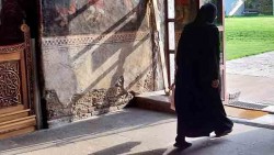Монахиња у припрати манастира Грачаница Фото: Спутњик, Милица Тркља
