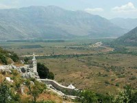 Звоник манастира Завала посвећеног Ваведењу Пресвете Богородице (Културно добро Републике Српске NKD610) и поглед на Попово поље Фото: Wikimedia Commons, Misa.stefanovic.07