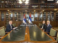 Уручење 250 примерака књиге др Владимира Умељића Србоцид хрватске државе 1941-1945 – Крвави чвор српско-хрватских односа: потпредседник НС РС др Јован Јањић, Зоран Колунџија, издавач (Прометеј) и аутор; 9. април 2026. Фото: Информативна служба Народне скупштине Р. Србије