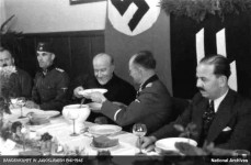 С лева удесно: СС-хауптштурнфурер Хусеин Џозо, заменик имама 13. СС Ханџар дивизије; Велики муфтија јерусалимски Мухамед Амин ал Хусеини, СС-бригадефирер Карл-Густав Зауберцајг и Миле Будак, министар спољних послова Независне Државе Хрватске, касарна у Нојхамеру, новембар 1943. године Фото: Bandenkampf, National Archives, NARA 242-JRP-62-45-23
