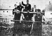 Мађарски војници понижавају ухапшене сомборске Србе, које су ставили у воловски јарам, априла 1941. године Фото: ravnoplov.rs