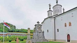 Споменик јунацима Боја на Чокешини у порти Манастира Фото: Политика, Татјана Јовичић