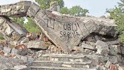 Усташки графити на минираној цркви Свете Неђеље у Карину Горњем Фото: Портал Новости, снимак из 2024. године