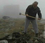 Разбијање бугарске спомен-табле на Кајмакчалану, са северне стране, 2016. године Фото: Миленко Неделковски ФБ Налог, лична архива, Курир